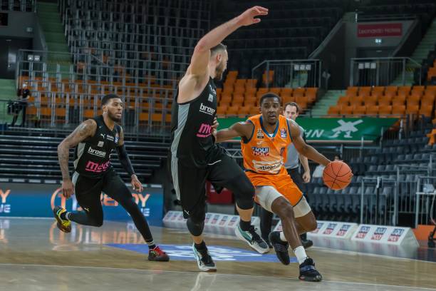 万众瞩目，大批中国球迷抵达杭州奥体助威国足.